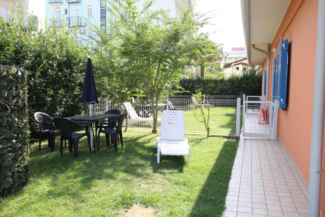 Aparthotel Gioia Каорле Екстериор снимка