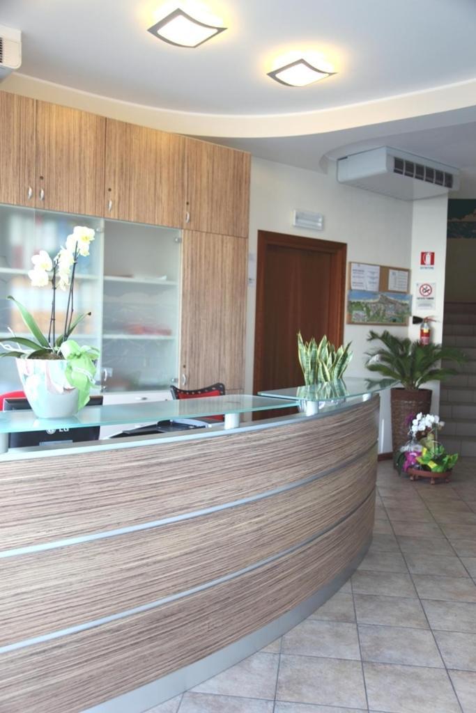 Aparthotel Gioia Каорле Екстериор снимка